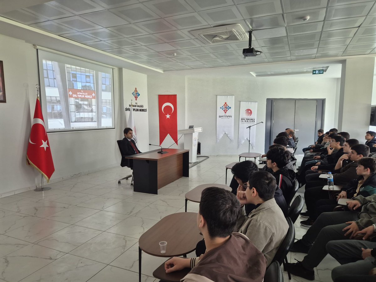 batmanstim's tweet photo. GENÇLERE YÖNELİK DEĞERLER VE FARKINDALIK PROGRAMI SİVİL TOPLUM MERKEZİ’NDE GERÇEKLEŞTİRİLDİ

Türkiye’de ilk ve tek olma özelliği taşıyan Batman Sivil Toplum Merkezi, Ahmedi Hani Erkek Anadolu İmam Hatip Lisesi öğrencilerini ağırladı.

Ziyaret kapsamında İl Sivil Toplumla İlişkiler Müdürü Kemal AKKURT tarafından öğrencilere merkezin yapısı, yürütülen faaliyetler ve bünyesinde hizmet veren sivil toplum kuruluşları hakkında bilgilendirme yapıldı. Programda, öğrencilerin sivil toplum bilinci kazanmalarına yönelik açıklamalarda bulunuldu.

Etkinlik kapsamında öğrencilere temel düzeyde işaret dili eğitimi verilirken, İl Müftülüğü’nden Uzman Vaiz Dr. Mehmet Tahir PEKİN tarafından “güzel ahlak” konulu söyleşi gerçekleştirildi. Söyleşide, toplumsal değerler, bireysel sorumluluk ve ahlaki gelişim konularına değinildi.

Gerçekleştirilen programın, öğrencilerin sosyal farkındalıklarının artırılmasına ve toplumsal değerlere yönelik bilinç kazanmalarına katkı sağlaması hedeflenmektedir. Bu tür eğitim ve farkındalık çalışmalarının hayata geçirilmesine öncülük eden ve Türkiye’de ilk ve tek olan Batman Sivil Toplum Merkezi binasının ilimize kazandırılmasını sağlayan Batman Valisi Sayın Ekrem CANALP’e teşekkür edildi. @batmanvaliligi @icisleriSTi @TC_icisleri @canalpekrem @ekremgungor61