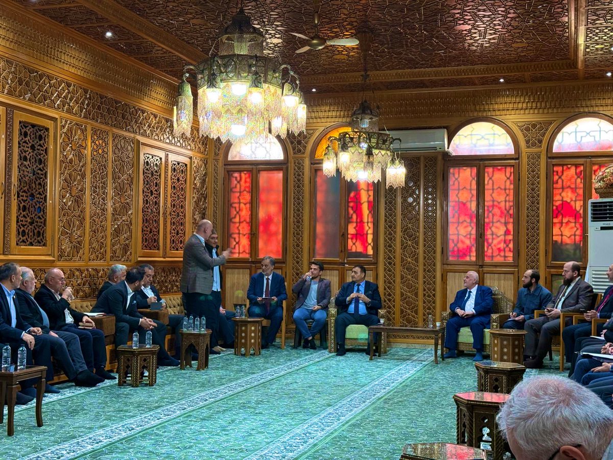 KIYAMDER's tweet photo. Kıyamder Başkanımız Mehmet Emin Demir; İslam Dünyası STK’ları Birliği Genel Sekreteri Eyüp Akbal ve Suriye’de faaliyet gösteren STK temsilcileriyle birlikte, Suriye Vakıflar Bakanı Muhammed Ebu el-Hayır Şükri’yi makamında ziyaret etti.

Görüşmede; Türk kurumlarıyla iş birliği, tecrübe paylaşımı ve cami ile şer’î medreselerin ihyasına yönelik çalışmalar ele alındı. Sayın Bakan, necip Türk milletine şükranlarını ifade etti.

Nazik kabulleri dolayısıyla kendilerine teşekkür ederiz.