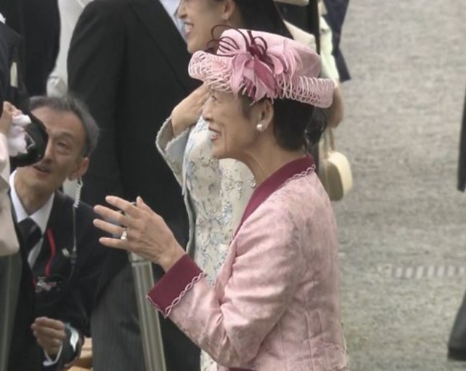 皆様の帽子じっくり見たいな

テレ朝NEWSの写真、皇嗣両殿下の写真がほとんどない