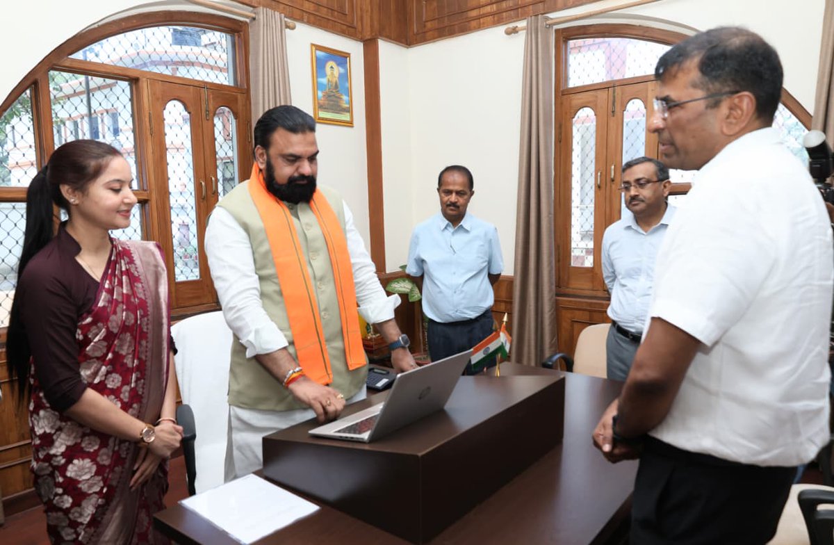 माननीय मुख्यमंत्री श्री सम्राट चौधरी जी ने आज मुख्यमंत्री सचिवालय से भारत की जनगणना–2027 का शुभारंभ किया।

इस अवसर पर माननीय मुख्यमंत्री जी ने राज्यवासियों से जनगणना प्रक्रिया में सक्रिय एवं उत्साहपूर्ण भागीदारी सुनिश्चित करने का आह्वान किया। उन्होंने राज्य के सभी नागरिकों से