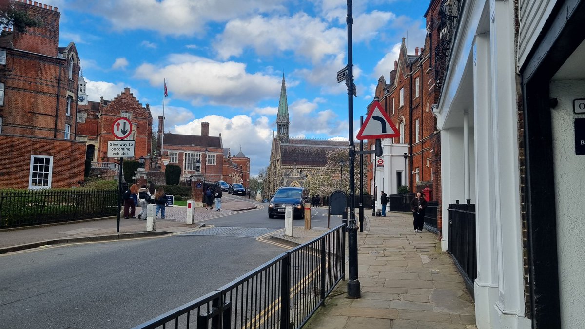 lazywalker64's tweet photo. For this @FingerpostFri #FingerpostFriday we return to the superb @CapitalRing at Harrow-on-the-Hill and the sign back to the station.  #SafeRamblingsAll https://t.co/PHuVeFKdNs