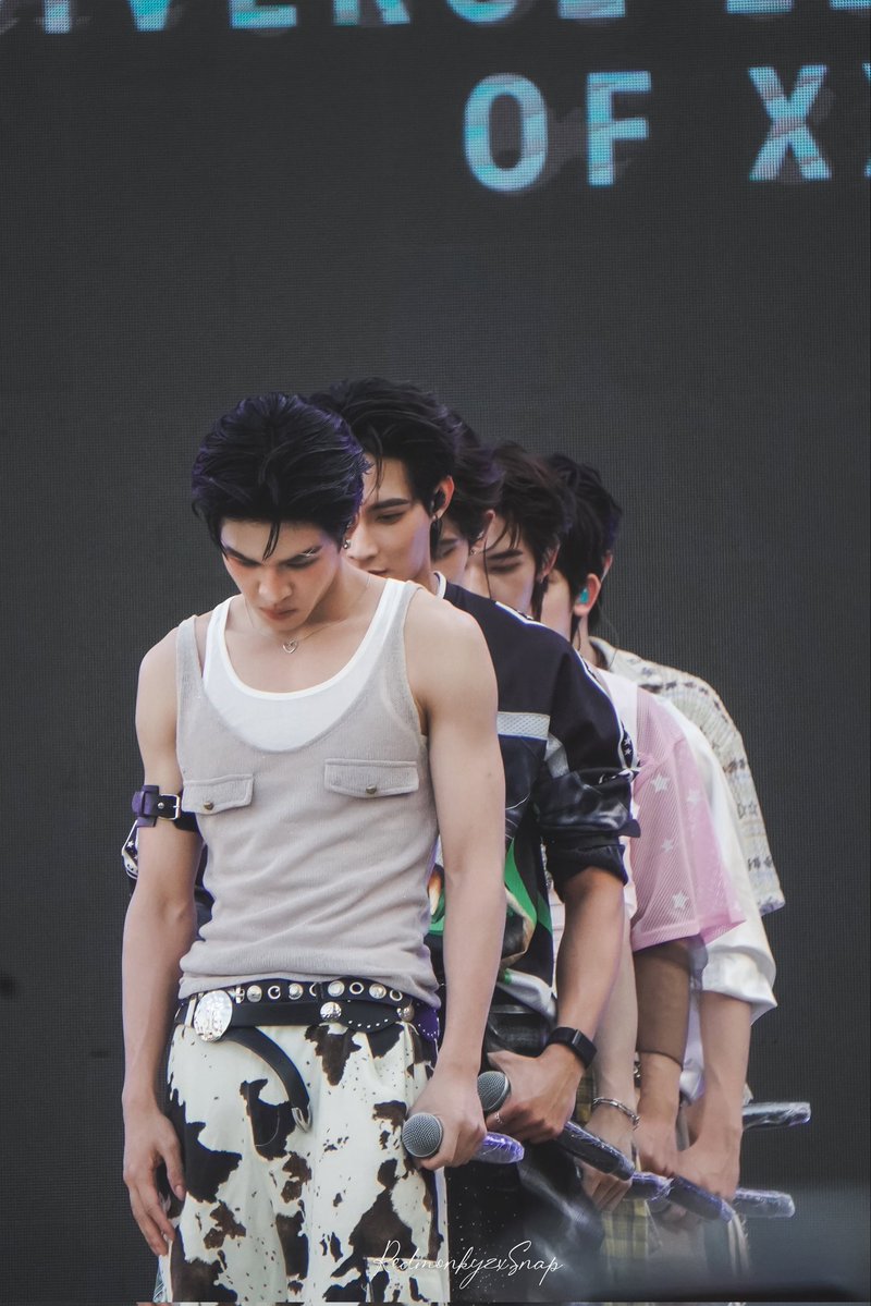 RedmonkyzAom's tweet image. CLANG CLANG on stage ICONSIAM 2nd round.~💥

DEXX SONGKRAN26 ICONSIAM 
#DEXXxICONSIAM #DEXXth
#JAMESSU_DEXX #JamesSu
#TUTOR_DEXX #TutorKrp
#YIM_DEXX #mynameis_yim 
#AUAU_DEXX #auautnp
#POR_DEXX #porsuppakarn 
#TEETEE_DEXX #twnpich