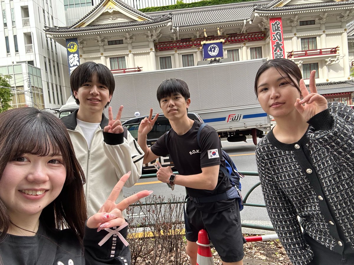 SALTOsaiyoSN's tweet photo. 毎年恒例、新卒のウォーキング研修が実施されています🚶‍♀️🚶🏻💨
楽そうな名称ですが、実は5時間で20kmも歩くのでそこそこハードです🎒
しかもスマホは禁止(没収)📲
紙の地図だけ持って東京の観光スポットを回りながら帰社します😊☘️
IT技術(スマホ)の便利さを痛感する研修です💡 https://t.co/WaZjBt2iB5