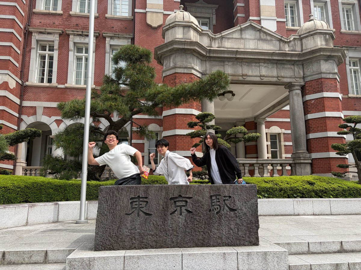SALTOsaiyoSN's tweet photo. 毎年恒例、新卒のウォーキング研修が実施されています🚶‍♀️🚶🏻💨
楽そうな名称ですが、実は5時間で20kmも歩くのでそこそこハードです🎒
しかもスマホは禁止(没収)📲
紙の地図だけ持って東京の観光スポットを回りながら帰社します😊☘️
IT技術(スマホ)の便利さを痛感する研修です💡 https://t.co/WaZjBt2iB5