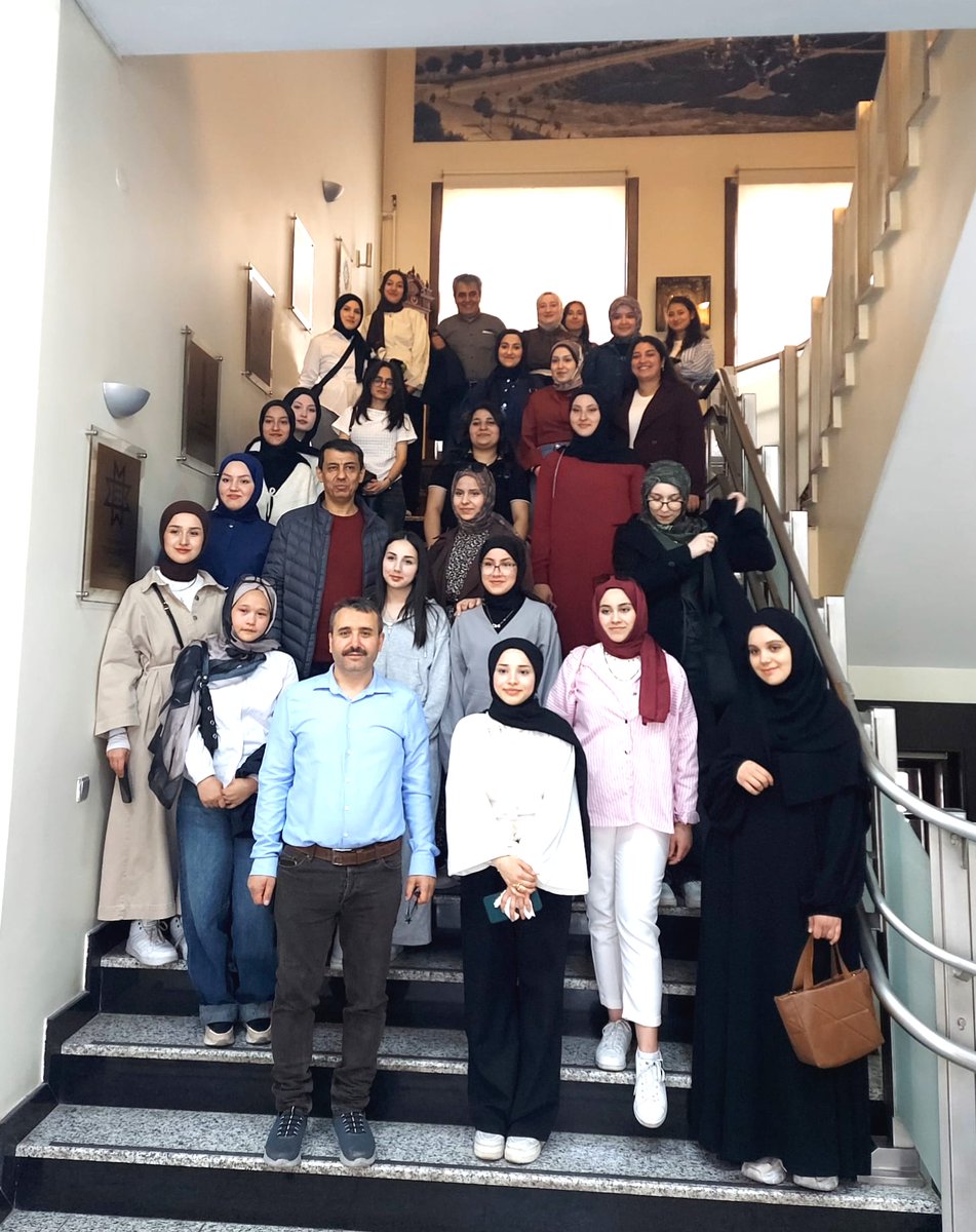 AMuzesi's tweet photo. Geleceğe Taşınan Miras: Bugün Müze Konuklarımızla Çok Keyifliydik! 💫

Bugün Ankara Vakıf Eserleri Müzesi’nde çok kıymetli misafirlerimizi ağırlamanın mutluluğunu yaşadık. 

Keçiören Kocatepe İlköğretim Okulu’nun değerli öğretmenleri ile Sincan Kız Anadolu İmam Hatip Lisesi’nin kıymetli öğretmen ve pırıl pırıl öğrencileri bizlerleydi.

Gezimiz boyunca;
📍 Vakıf kültürünün medeniyetimizdeki derin izlerini sürdük,
🎨 El emeği göz nuru eserlerimizin hikayelerini paylaştık,
📜 Geçmişin emanetlerini geleceğin teminatı gençlerimize anlattık.

Eserlerimize gösterdikleri ilgi ve merak dolu soruları için her bir öğrencimize ve bu bilinci aşılayan kıymetli eğitimcilerimize teşekkür ederiz. Kapımız, kültürel mirasımızı tanımak isteyen tüm sanat ve tarih dostlarına her zaman açık!

Vakıf yaşatır! 🌿 #Avem #AnkaraVakıfEserleriMüzesi