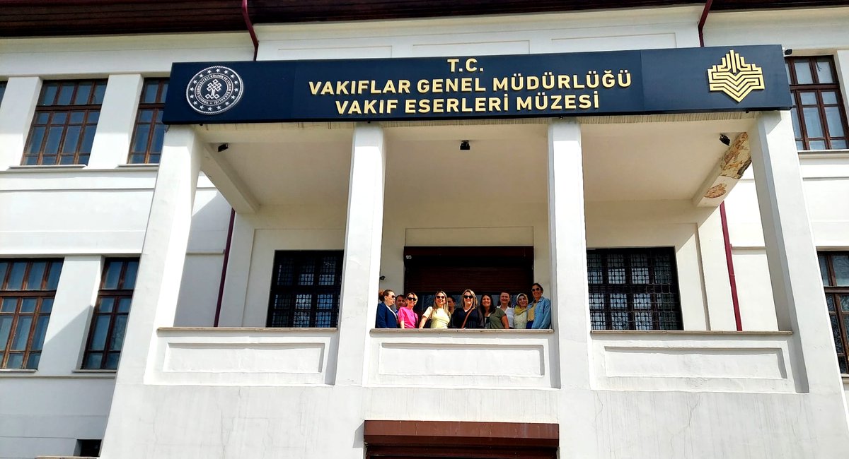 AMuzesi's tweet photo. Geleceğe Taşınan Miras: Bugün Müze Konuklarımızla Çok Keyifliydik! 💫

Bugün Ankara Vakıf Eserleri Müzesi’nde çok kıymetli misafirlerimizi ağırlamanın mutluluğunu yaşadık. 

Keçiören Kocatepe İlköğretim Okulu’nun değerli öğretmenleri ile Sincan Kız Anadolu İmam Hatip Lisesi’nin kıymetli öğretmen ve pırıl pırıl öğrencileri bizlerleydi.

Gezimiz boyunca;
📍 Vakıf kültürünün medeniyetimizdeki derin izlerini sürdük,
🎨 El emeği göz nuru eserlerimizin hikayelerini paylaştık,
📜 Geçmişin emanetlerini geleceğin teminatı gençlerimize anlattık.

Eserlerimize gösterdikleri ilgi ve merak dolu soruları için her bir öğrencimize ve bu bilinci aşılayan kıymetli eğitimcilerimize teşekkür ederiz. Kapımız, kültürel mirasımızı tanımak isteyen tüm sanat ve tarih dostlarına her zaman açık!

Vakıf yaşatır! 🌿 #Avem #AnkaraVakıfEserleriMüzesi