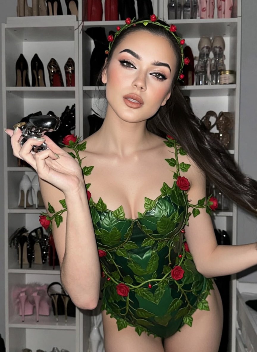 Poison Ivy 💋 tweet media