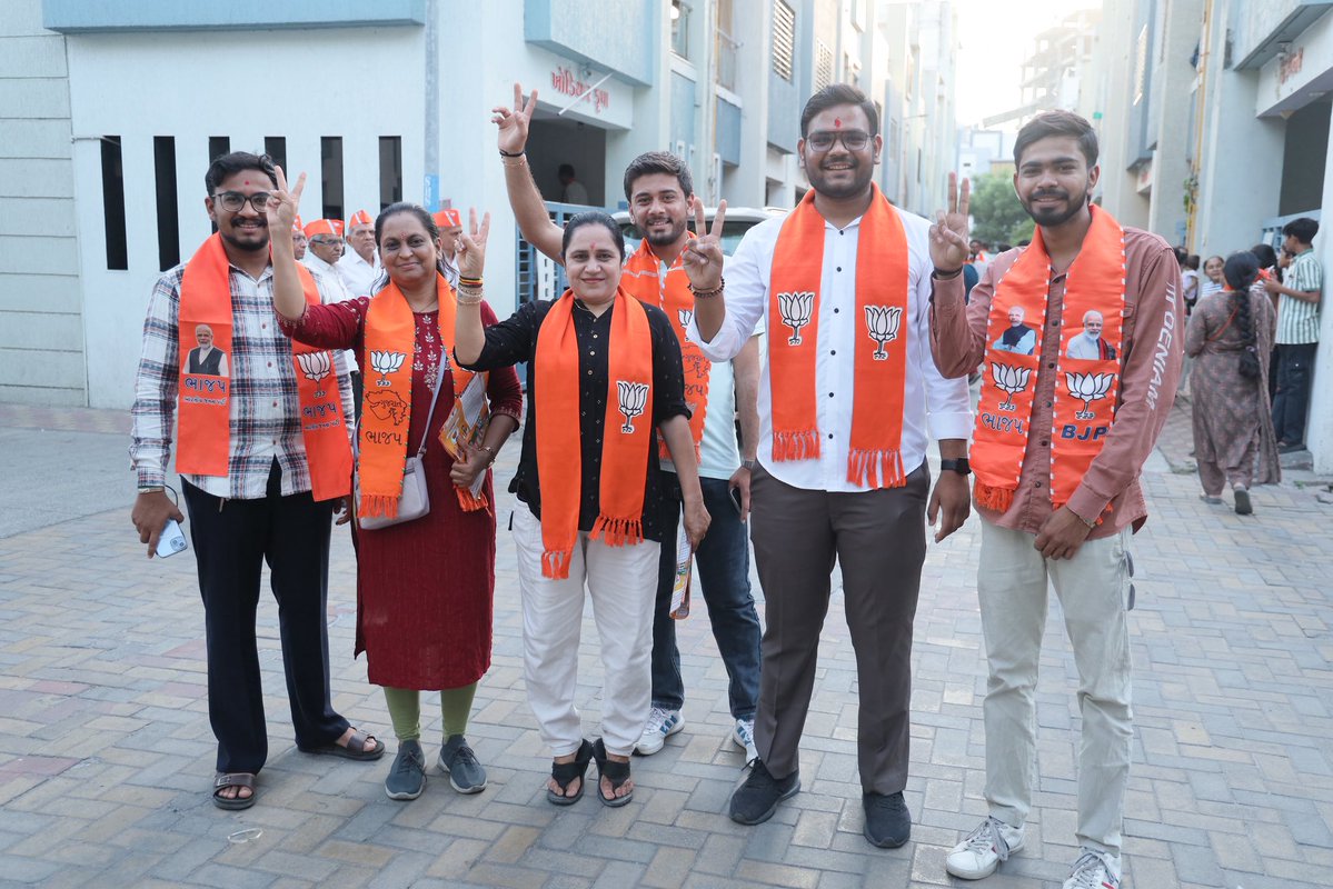 JenishMalaviya0's tweet image. “ઘર ઘર મળ્યું અપાર જનસમર્થન, જનઆર્શીવાદથી સુરતમાં ખીલશે કમળ” 🪷

SMCની સામાન્ય ચૂંટણી-૨૦૨૬ અંતર્ગત વોર્ડ નં.-02, મોટાવરાછા વિસ્તારની વિવિધ સોસાયટીઓમાં માં ભાજપના કર્મઠ કાર્યકર્તાઓ સાથે “ડોર ટુ ડોર” પ્રચાર કરી જનતા જનાર્દનના આશીર્વાદ મેળવ્યા.

#DoorToDoor 
#કમળ_ખીલશે_વિકાસ_જીતશે