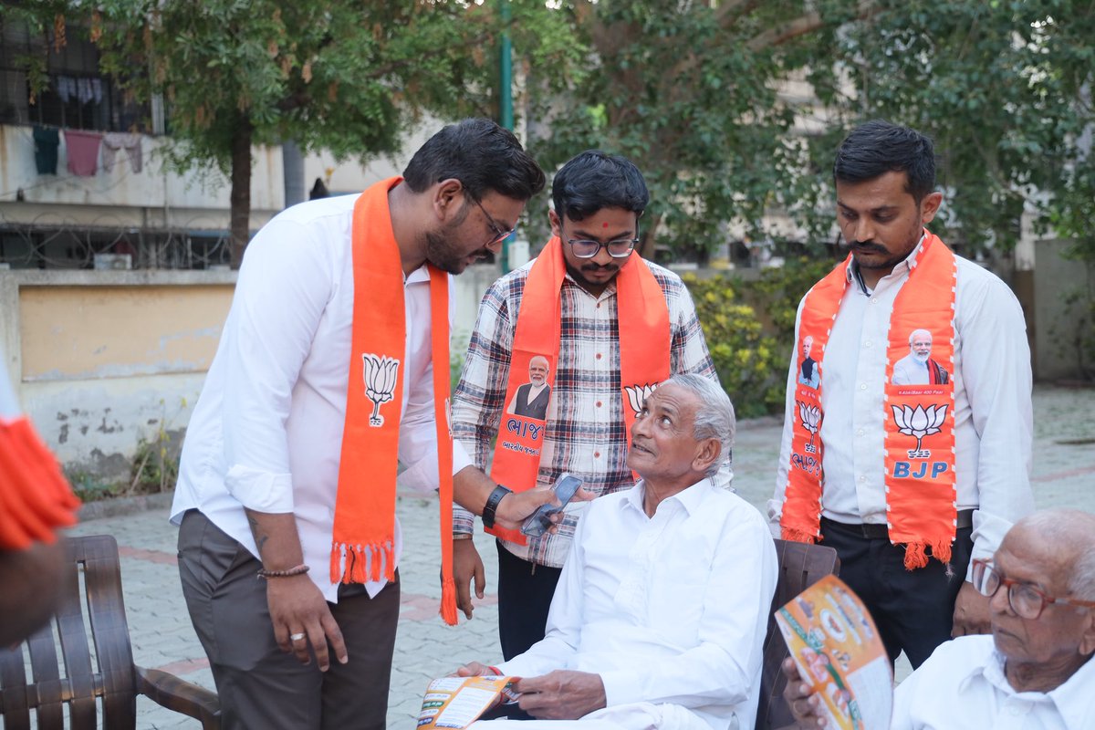 JenishMalaviya0's tweet image. “ઘર ઘર મળ્યું અપાર જનસમર્થન, જનઆર્શીવાદથી સુરતમાં ખીલશે કમળ” 🪷

SMCની સામાન્ય ચૂંટણી-૨૦૨૬ અંતર્ગત વોર્ડ નં.-02, મોટાવરાછા વિસ્તારની વિવિધ સોસાયટીઓમાં માં ભાજપના કર્મઠ કાર્યકર્તાઓ સાથે “ડોર ટુ ડોર” પ્રચાર કરી જનતા જનાર્દનના આશીર્વાદ મેળવ્યા.

#DoorToDoor 
#કમળ_ખીલશે_વિકાસ_જીતશે