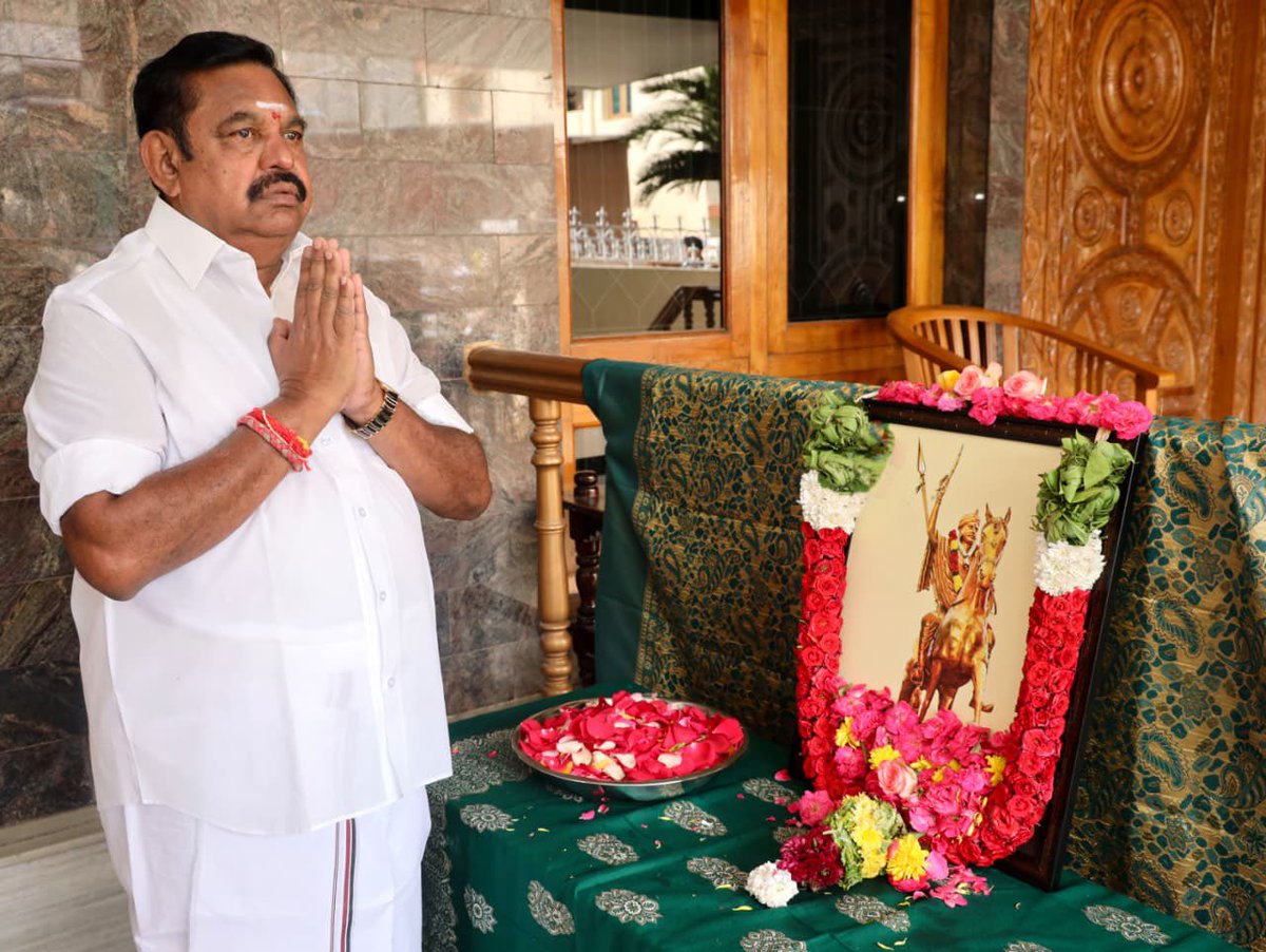 EPSTamilNadu's tweet photo. ஆங்கிலேய ஏகாதிபத்தியத்திற்கு எதிரான இந்திய சுதந்திர போரில் நெஞ்சுரத்தோடு தனது இறுதி மூச்சு வரை போராடி, அந்நிய ஏகாதிபத்தியத்திற்கு சிம்ம சொப்பனமாக திகழ்ந்து, தன் இன்னுயிர் நீத்த வீரத்தமிழ்மகன், ஓடாநிலைக்கோட்டையின் ஒப்பற்ற மாவீரர் தீரன் சின்னமலை அவர்களின் பிறந்தநாளில் அவர்தம் வீரத்தையும், புகழையும் போற்றி வணங்குகிறேன்.

அன்று சின்னமலையைக் காட்டிக் கொடுத்த துரோகியைப் போல, இன்றும் கர்நாடக காங்கிரஸ் அரசிடம் தமிழ்நாட்டின் நீராதார உரிமைகளையும், பாலியல் SIR-களிடம் தமிழகப் பெண்களின் பாதுகாப்பையும், போதை மாபியாக்களிடம் இளைஞர்களின் எதிர்காலத்தையும் அடகு வைத்துவிட்டது திமுக எனும் த��யசக்திக் கூட்டம்.

ஒவ்வொரு தமிழரின் வாழ்வையும் காக்க வேண்டிய வரலாற்றுப் போர்களத்தில், சின்னமலை விதைத்த தீரத்தோடு சமர் செய்து, தீயசக்தி திமுகவை வேரடி மண்ணோடு வீழ்த்திட சூளுரைக்கிறேன்.

#DheeranChinnamalai 
@AIADMKOfficial