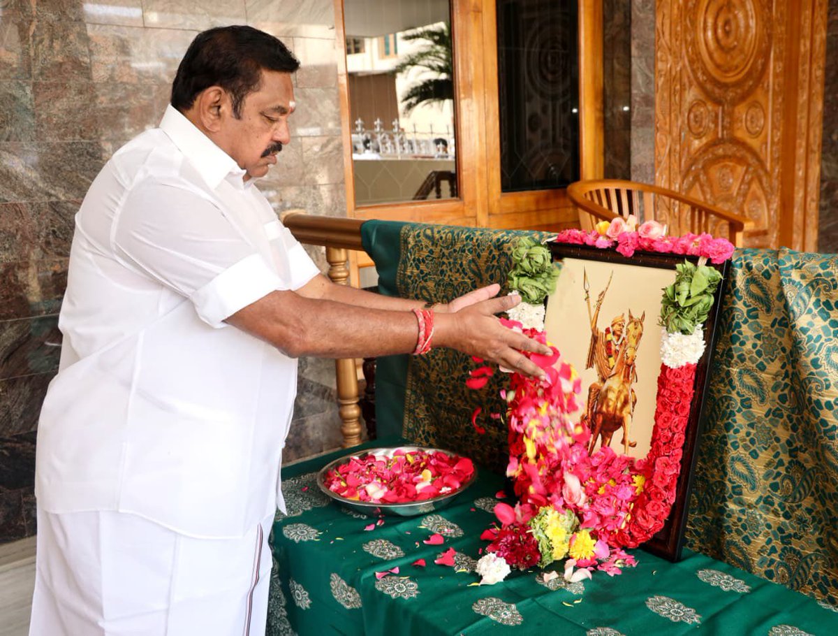 EPSTamilNadu's tweet photo. ஆங்கிலேய ஏகாதிபத்தியத்திற்கு எதிரான இந்திய சுதந்திர போரில் நெஞ்சுரத்தோடு தனது இறுதி மூச்சு வரை போராடி, அந்நிய ஏகாதிபத்தியத்திற்கு சிம்ம சொப்பனமாக திகழ்ந்து, தன் இன்னுயிர் நீத்த வீரத்தமிழ்மகன், ஓடாநிலைக்கோட்டையின் ஒப்பற்ற மாவீரர் தீரன் சின்னமலை அவர்களின் பிறந்தநாளில் அவர்தம் வீரத்தையும், புகழையும் போற்றி வணங்குகிறேன்.

அன்று சின்னமலையைக் காட்டிக் கொடுத்த துரோகியைப் போல, இன்றும் கர்நாடக காங்கிரஸ் அரசிடம் தமிழ்நாட்டின் நீராதார உரிமைகளையும், பாலியல் SIR-களிடம் தமிழகப் பெண்களின் பாதுகாப்பையும், போதை மாபியாக்களிடம் இளைஞர்களின் எதிர்காலத்தையும் அடகு வைத்துவிட்டது திமுக எனும் த��யசக்திக் கூட்டம்.

ஒவ்வொரு தமிழரின் வாழ்வையும் காக்க வேண்டிய வரலாற்றுப் போர்களத்தில், சின்னமலை விதைத்த தீரத்தோடு சமர் செய்து, தீயசக்தி திமுகவை வேரடி மண்ணோடு வீழ்த்திட சூளுரைக்கிறேன்.

#DheeranChinnamalai 
@AIADMKOfficial