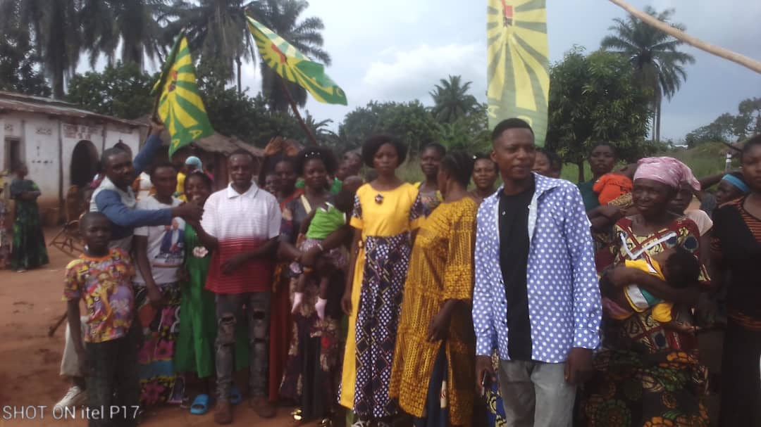 bona_mukendi's tweet photo. #Kasaï : vague d'adhésions à l'AAC ce 12 avril à Mpampa, Tshikapa. Notables, jeunes et femmes rejoignent le parti pour soutenir la vision du président national @iyompo et le leadership de @BoshabEvariste. L'AAC du fédéral Aron Katshimu Kangapu muscle son implantation. https://t.co/qwbvIr6V2i