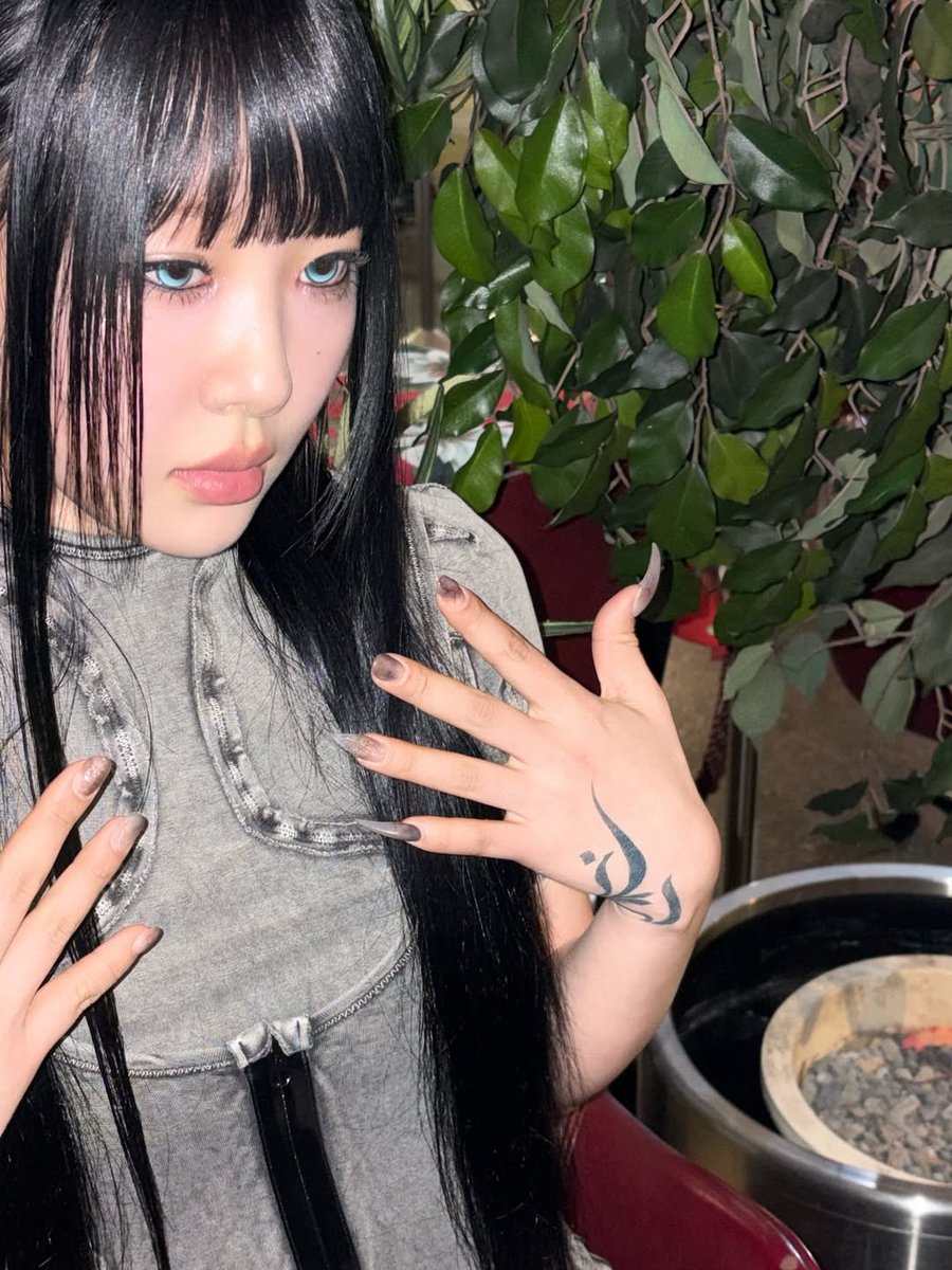 YVES_BRASIL's tweet image. 🎙️ Atualização da Warner Music Korea no Instagram com a Yves.

#YVES #이브 #NAIL @Yves___official