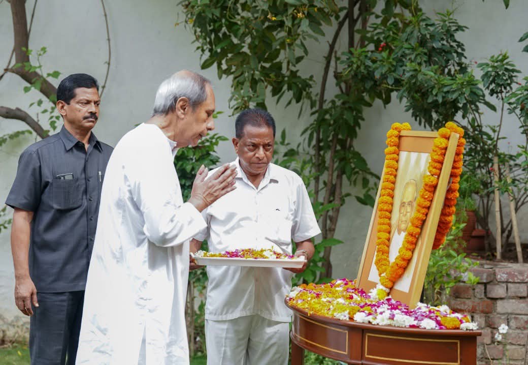 odishabcjd's tweet photo. ପ୍ରବାଦ ପୁରୁଷ ବିଜୁ ପଟ୍ଟନାୟକଙ୍କ ତିରୋଧାନ ଦିବସ ଅବସରରେ ଶ୍ରଦ୍ଧାଞ୍ଜଳି ଜ୍ଞାପନ କରିଛନ୍ତି ଶ୍ରୀଯୁକ୍ତ ନବୀନ ପଟ୍ଟନାୟକ।
#ପ୍ରବାଦ_ପୁରୁଷ_ଦିବସ
#PrabadPrushaDibasa
#17April #BijuBabu https://t.co/uRtEWp4KaL