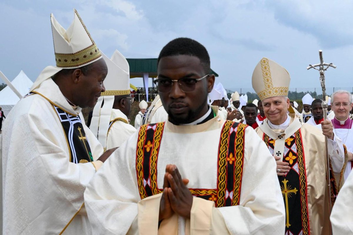 vaticannews_fr's tweet image. 🇨🇲 À Bamenda, la diversité culturelle camerounaise a été aussi célébrée à travers les vêtements liturgiques. La chasuble du #PapeLéonXIV a été embellie d’un tissu identitaire de la région du Nord-Ouest #Cameroun: le «Toghu», également appelé «Atoghu». Sur ce tissu fabriqué à