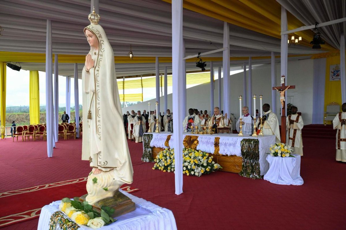 vaticannews_fr's tweet image. 🇨🇲 À Bamenda, la diversité culturelle camerounaise a été aussi célébrée à travers les vêtements liturgiques. La chasuble du #PapeLéonXIV a été embellie d’un tissu identitaire de la région du Nord-Ouest #Cameroun: le «Toghu», également appelé «Atoghu». Sur ce tissu fabriqué à