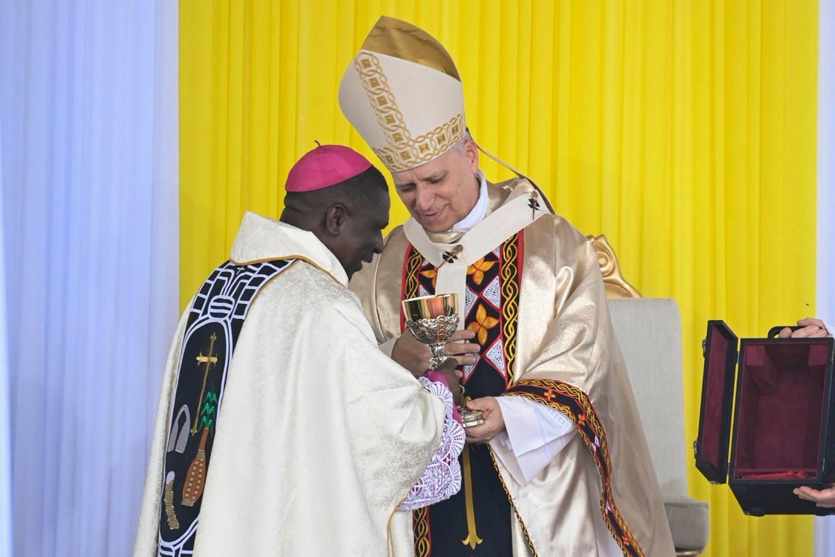 vaticannews_fr's tweet image. 🇨🇲 À Bamenda, la diversité culturelle camerounaise a été aussi célébrée à travers les vêtements liturgiques. La chasuble du #PapeLéonXIV a été embellie d’un tissu identitaire de la région du Nord-Ouest #Cameroun: le «Toghu», également appelé «Atoghu». Sur ce tissu fabriqué à