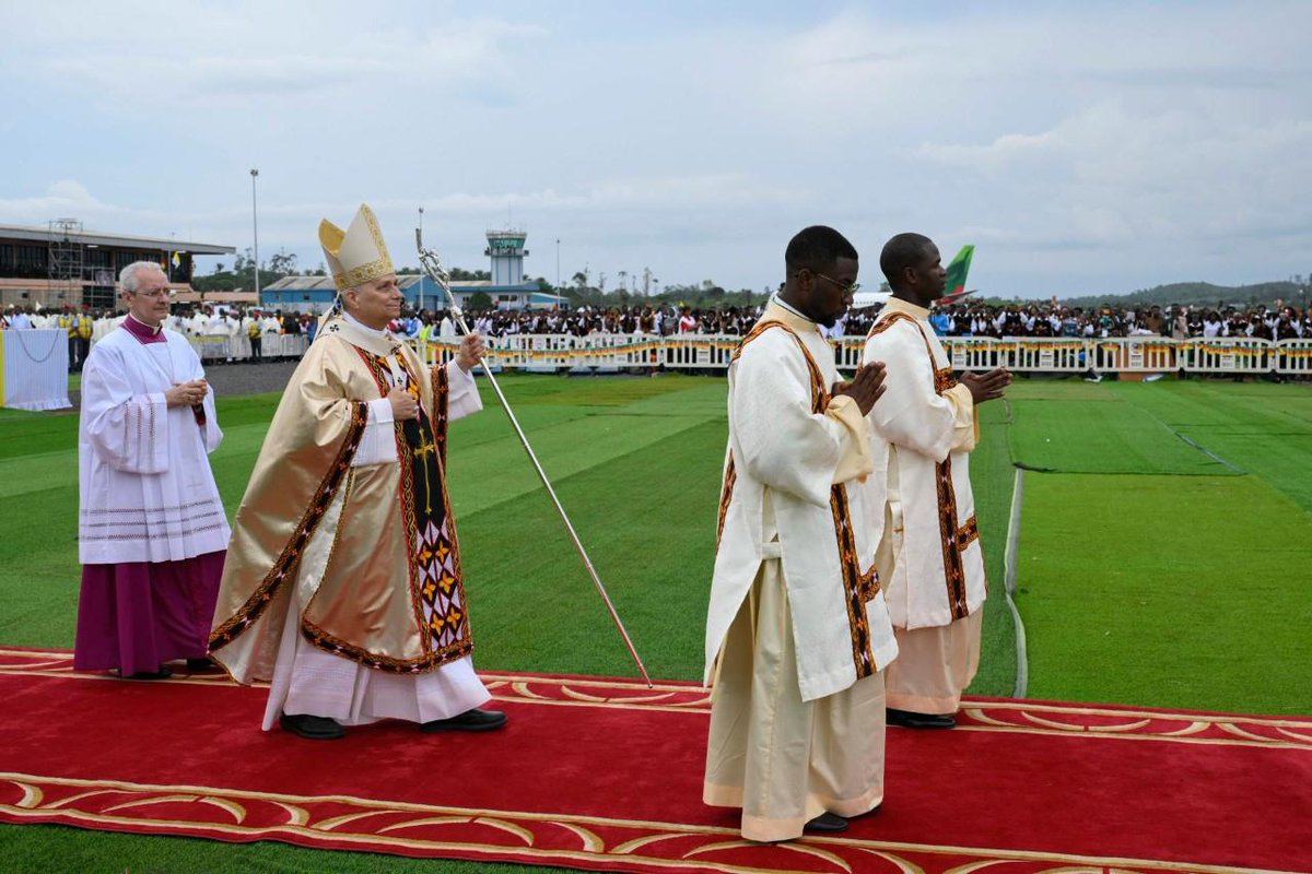 vaticannews_fr's tweet image. 🇨🇲 À Bamenda, la diversité culturelle camerounaise a été aussi célébrée à travers les vêtements liturgiques. La chasuble du #PapeLéonXIV a été embellie d’un tissu identitaire de la région du Nord-Ouest #Cameroun: le «Toghu», également appelé «Atoghu». Sur ce tissu fabriqué à