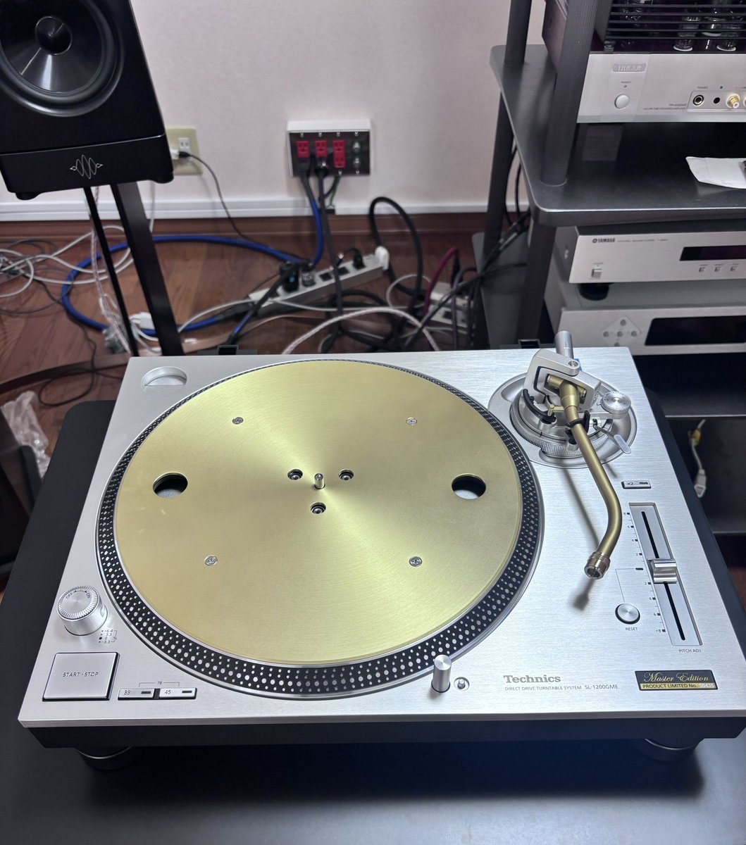 maxaudio_'s tweet photo. 【小倉本店】
昨日はTechnics 1200台限定ターンテーブルSL-1200GMEをセッティングして来ましたよ‼️限定の証シリアルナンバーとゴールドのトーンアームがたまらんですね‼️
#マックスオーディオ　#maxaudio
#テクニクス　#Technics   #ターンテーブル　#レコードプレーヤー　#SL1200GME #限定品 https://t.co/WbSlYNb8dZ