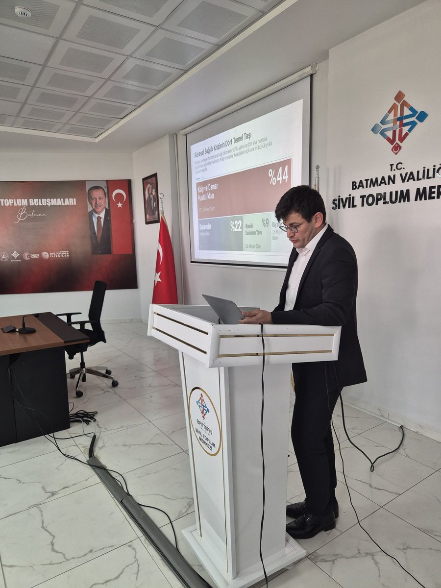 batmanstim's tweet photo. STK TEMSİLCİLERİNE YÖNELİK 

KALP SAĞLIĞI EĞİTİMİ DÜZENLENDİ

Türkiye’de ilk ve tek olma özelliği taşıyan Batman Sivil Toplum Merkezi’nde, sivil toplum kuruluşu temsilcilerine yönelik Kalp Sağlığı ve Hastalıkları Eğitimi gerçekleştirildi.

İl Sağlık Müdürlüğü iş birliğiyle düzenlenen program kapsamında Kardiyoloji Uzmanı Atik AKSOY tarafından katılımcılara kalp sağlığının korunması, yaygın kalp hastalıkları, risk faktörleri, sağlıklı yaşam alışkanlıkları ve erken teşhisin önemi hakkında kapsamlı bilgilendirme yapıldı. Eğitimde; dengeli beslenme, düzenli fiziksel aktivite, sigara ve stresin kalp sağlığı üzerindeki etkileri gibi konulara da değinildi.

Program süresince katılımcılara, günlük yaşamda kalp sağlığını korumaya yönelik alınabilecek önlemler hakkında detaylı bilgiler aktarılırken, sivil toplum kuruluşlarının bu alanda toplumsal farkındalık oluşturmadaki rolüne de dikkat çekildi.

Program sonunda katılımcılar tarafından yöneltilen sorular yanıtlanarak karşılıklı bilgi alışverişinde bulunuldu. Katılımcıların yoğun ilgi gösterdiği eğitimin, sivil toplum kuruluşlarının sağlık alanında bilinç düzeyinin artırılmasına ve toplum genelinde koruyucu sağlık bilincinin yaygınlaşmasına katkı sağlaması hedeflenmektedir.

Bu tür eğitim faaliyetlerinin hayata geçirilmesine öncülük eden ve Türkiye’de ilk ve tek olan Batman Sivil Toplum Merkezi binasının ilimize kazandırılmasını sağlayan Batman Valisi Sayın Ekrem CANALP’e teşekkür edildi.
