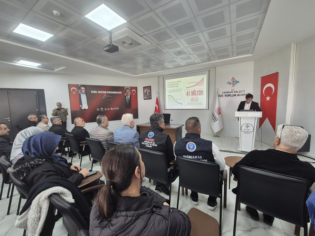 batmanstim's tweet photo. STK TEMSİLCİLERİNE YÖNELİK 

KALP SAĞLIĞI EĞİTİMİ DÜZENLENDİ

Türkiye’de ilk ve tek olma özelliği taşıyan Batman Sivil Toplum Merkezi’nde, sivil toplum kuruluşu temsilcilerine yönelik Kalp Sağlığı ve Hastalıkları Eğitimi gerçekleştirildi.

İl Sağlık Müdürlüğü iş birliğiyle düzenlenen program kapsamında Kardiyoloji Uzmanı Atik AKSOY tarafından katılımcılara kalp sağlığının korunması, yaygın kalp hastalıkları, risk faktörleri, sağlıklı yaşam alışkanlıkları ve erken teşhisin önemi hakkında kapsamlı bilgilendirme yapıldı. Eğitimde; dengeli beslenme, düzenli fiziksel aktivite, sigara ve stresin kalp sağlığı üzerindeki etkileri gibi konulara da değinildi.

Program süresince katılımcılara, günlük yaşamda kalp sağlığını korumaya yönelik alınabilecek önlemler hakkında detaylı bilgiler aktarılırken, sivil toplum kuruluşlarının bu alanda toplumsal farkındalık oluşturmadaki rolüne de dikkat çekildi.

Program sonunda katılımcılar tarafından yöneltilen sorular yanıtlanarak karşılıklı bilgi alışverişinde bulunuldu. Katılımcıların yoğun ilgi gösterdiği eğitimin, sivil toplum kuruluşlarının sağlık alanında bilinç düzeyinin artırılmasına ve toplum genelinde koruyucu sağlık bilincinin yaygınlaşmasına katkı sağlaması hedeflenmektedir.

Bu tür eğitim faaliyetlerinin hayata geçirilmesine öncülük eden ve Türkiye’de ilk ve tek olan Batman Sivil Toplum Merkezi binasının ilimize kazandırılmasını sağlayan Batman Valisi Sayın Ekrem CANALP’e teşekkür edildi.