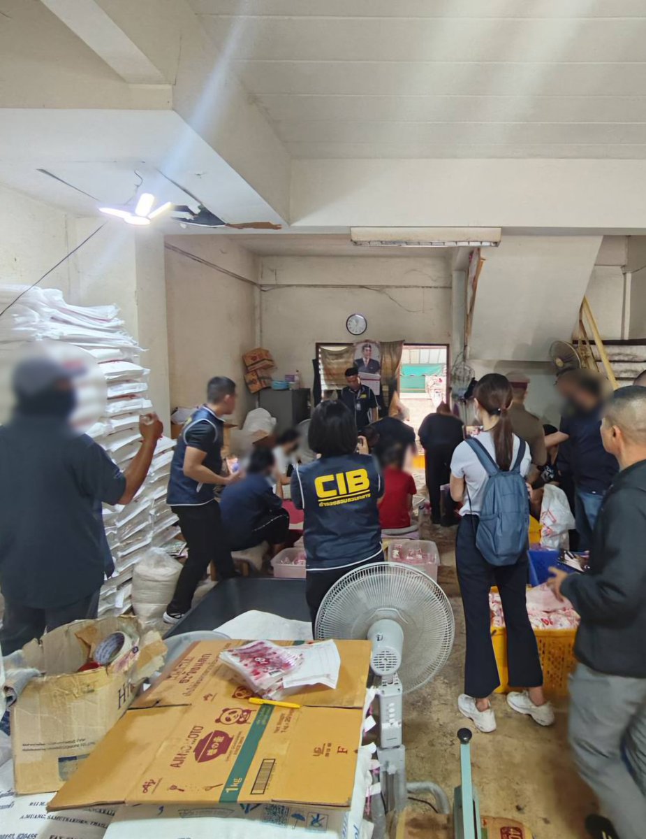 KhaosodEnglish's tweet image. Police &amp;amp; FDA carried out a “Take Down” operation after a 3-month investigation, tracing from small-scale sellers to a major production site hidden in Bang Khun Thian district of Bangkok. They raid at 3 locations, arrested 7.
facebook.com/share/p/1HMH8S… 
 #Thailand #MSG