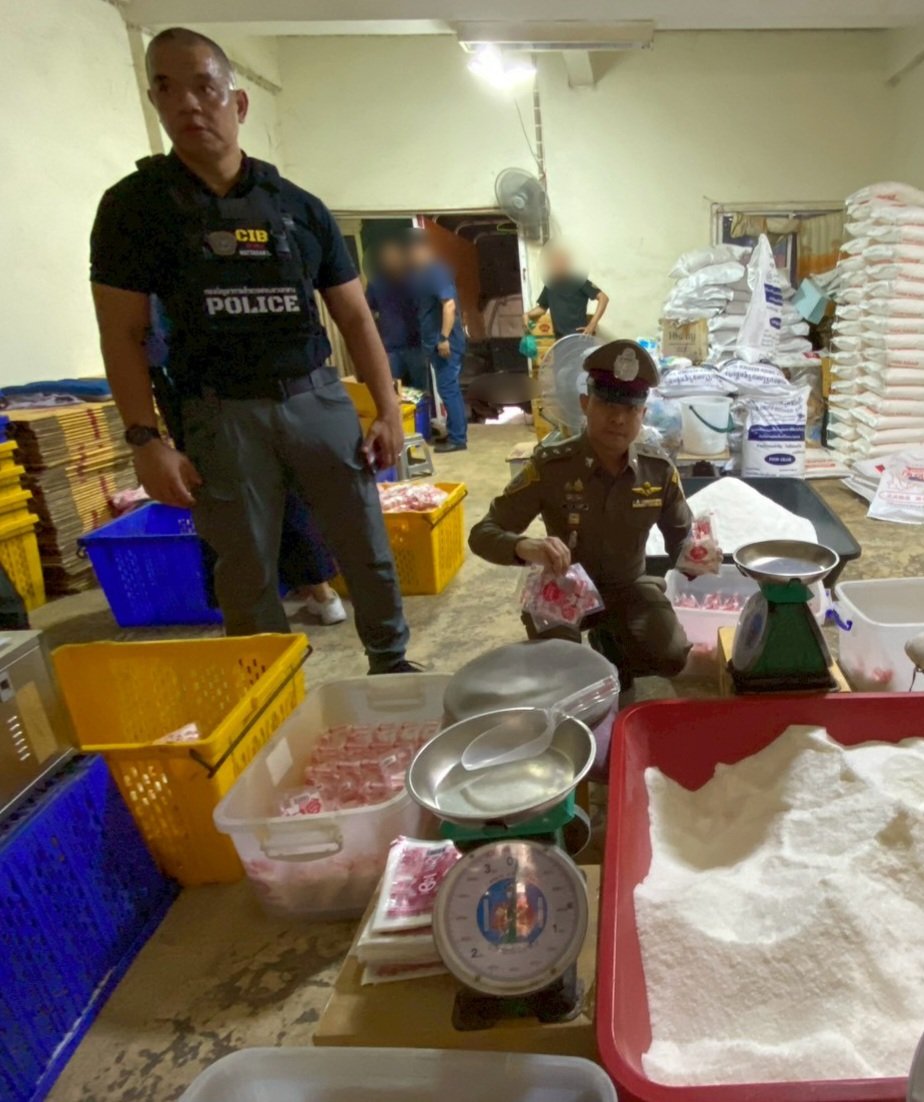 KhaosodEnglish's tweet image. Police &amp;amp; FDA carried out a “Take Down” operation after a 3-month investigation, tracing from small-scale sellers to a major production site hidden in Bang Khun Thian district of Bangkok. They raid at 3 locations, arrested 7.
facebook.com/share/p/1HMH8S… 
 #Thailand #MSG