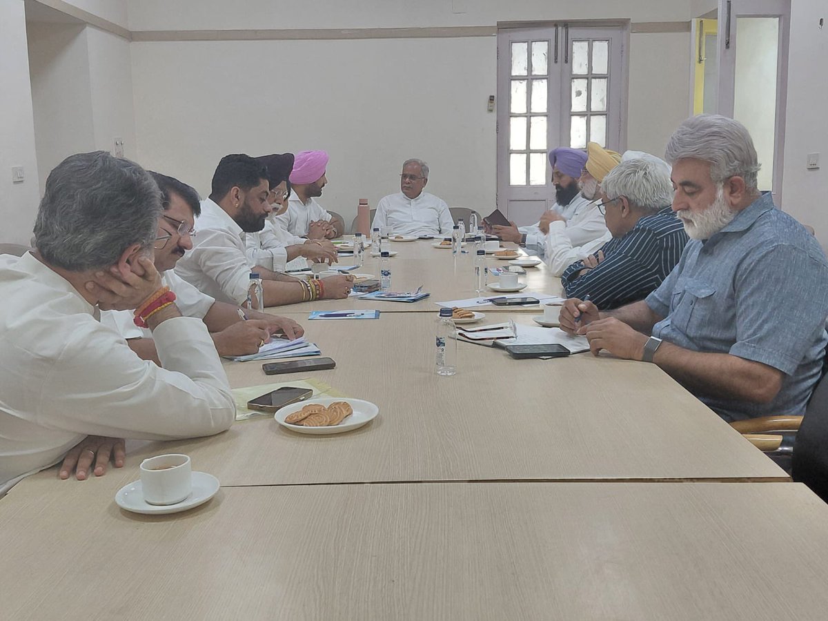 आज 24, अकबर रोड, नई दिल्ली में पंजाब के वरिष्ठ नेताओं के साथ बैठक हुई. जिसमें पंजाब में अगले वर्ष होने वाले विधानसभा चुनावों की रणनीति पर सार्थक चर्चा हुई।

इस बैठक में पंजाब प्रदेश कांग्रेस कमेटी के अध्यक्ष राजा वारिंग जी, नेता प्रतिपक्ष प्रताप बाजवा जी, पूर्व मुख्यमंत्री चरणजीत