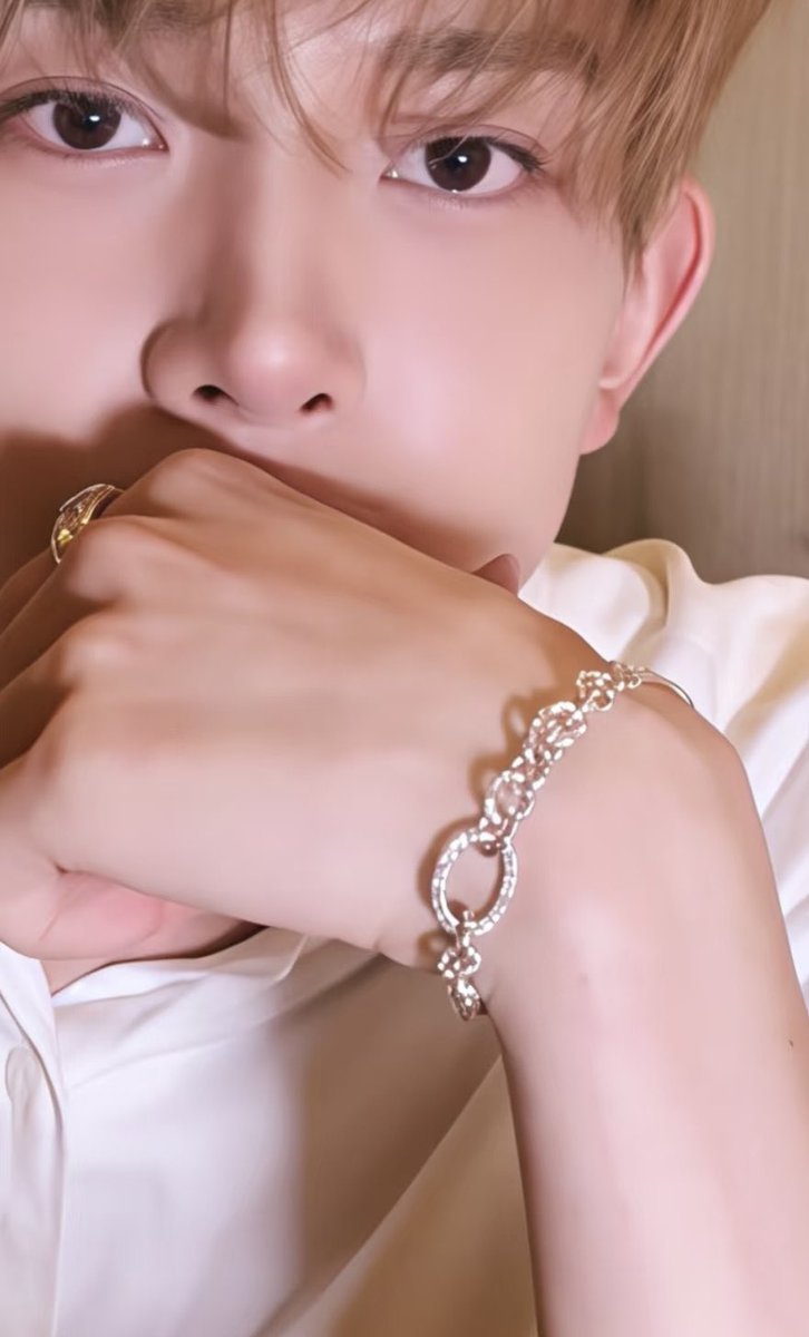 velvetseAAA's tweet photo. some hee fans mentioned a bracelet Heeseung wore during a live and I was curious too so I searched for it seems like made-to-order from pomellato ( u won’t find it in stores )Or I maybe wrong this is not any highend just fashion accessories 
Everything looks expensive on him 😂 https://t.co/kJj68MuUxU