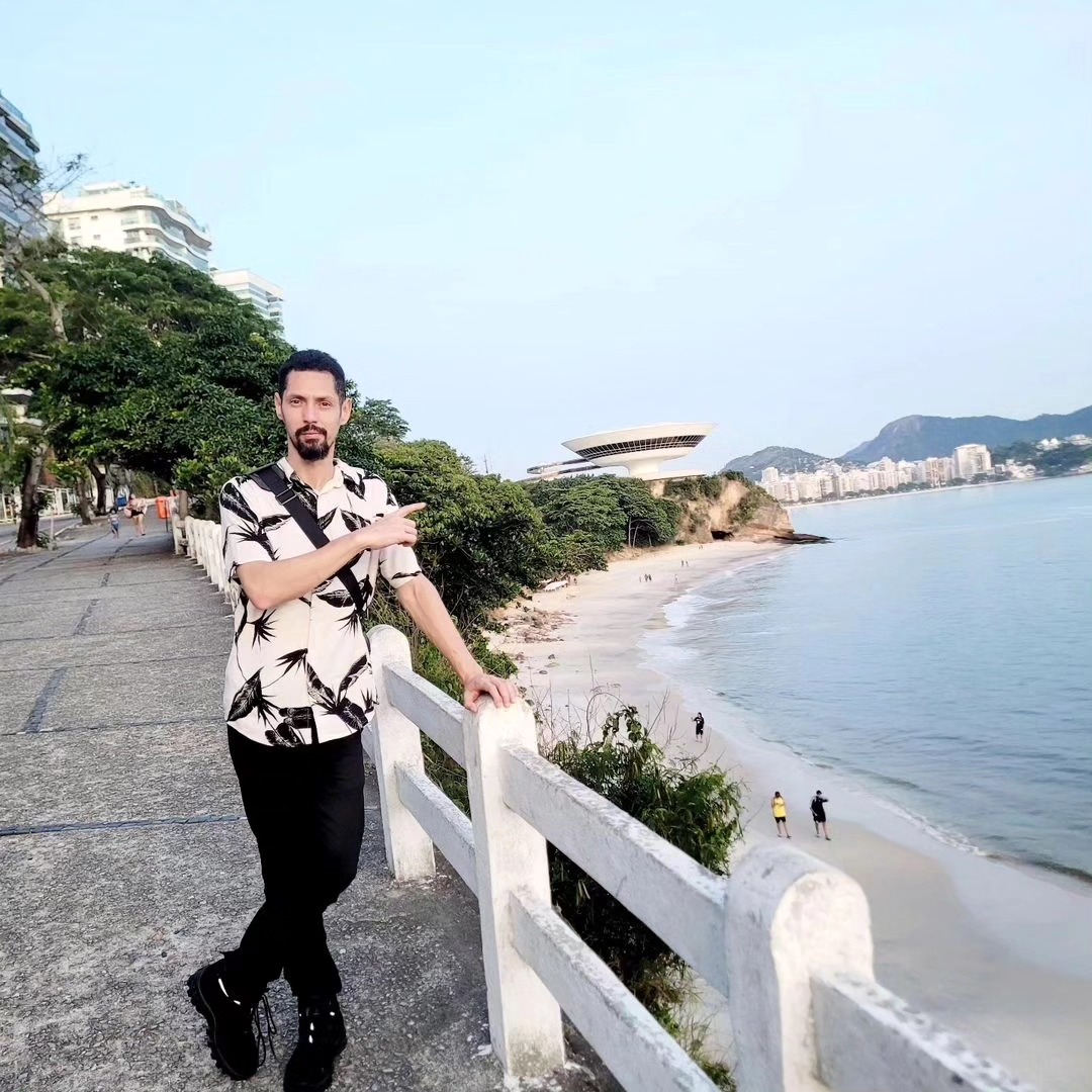 Edipo_Amaral's tweet photo. 🌊 Em Niterói📍, bairros como Icaraí, Boa Viagem e Charitas 🏖️ oferecem vista privilegiada do Rio, com orla ideal para caminhar e relaxar🚶.

🔭 Do Caminho Niemeyer 🏛️, avistam-se o Pão de Açúcar ⛰️, o Cristo ✨ e plataformas🛢️ na Baía, compondo um cenário único.
#BaiaDeGuanabara https://t.co/sPvmZanl4s