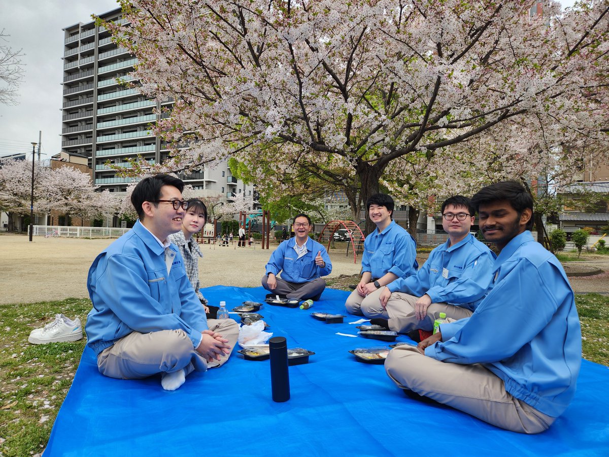 Chuoden_CEW's tweet photo. 🌸お花見ランチ会を開催しました!🍱✨
先日入社した新入社員と2年目社員、社長で
近隣の公園にてお花見ランチ会を行いました!
雨も心配されましたが、無事に開催できました☀️
桜は満開を少し過ぎていましたが、花吹雪も見られてとても綺麗でした🌸
#お花見 #桜 #新入社員 #企業文化 #CEW https://t.co/4ebnAfoW6G