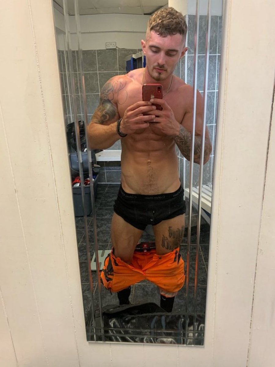 HotTradies's tweet image. Friday gear strip off. Beers incoming.
#Tradie #Builder #HiVis #Ripped #Inked #MirrorSelfie #Friday @kelvini160