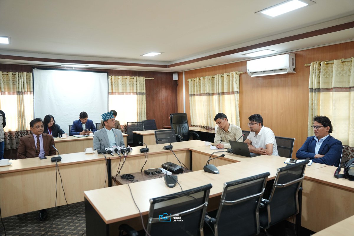 nepalphotolib's tweet image. अन्तरक्रिया गर्दै संसदीय रिपोर्टिङ गर्ने पत्रकारहरुसँग अन्तर्क्रिया गर्दै प्रतिनिधिसभाका सभामुख डोलप्रसाद अर्याल ।
तस्बिर : नेपाल फोटो लाइब्रेरी
#nepalphotolibrary #NewsUpdate #NPL