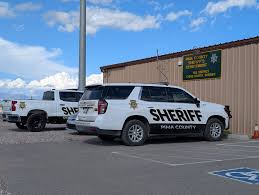 RandomstuffA2Z's tweet image. Police incident on South Palo Verde Road: A suspect reportedly endangered bystanders near a restaurant before fleeing the scene. We are following the latest developments on this investigation. Like and share to spread the word. #Tucson #LocalNews #CommunitySafety