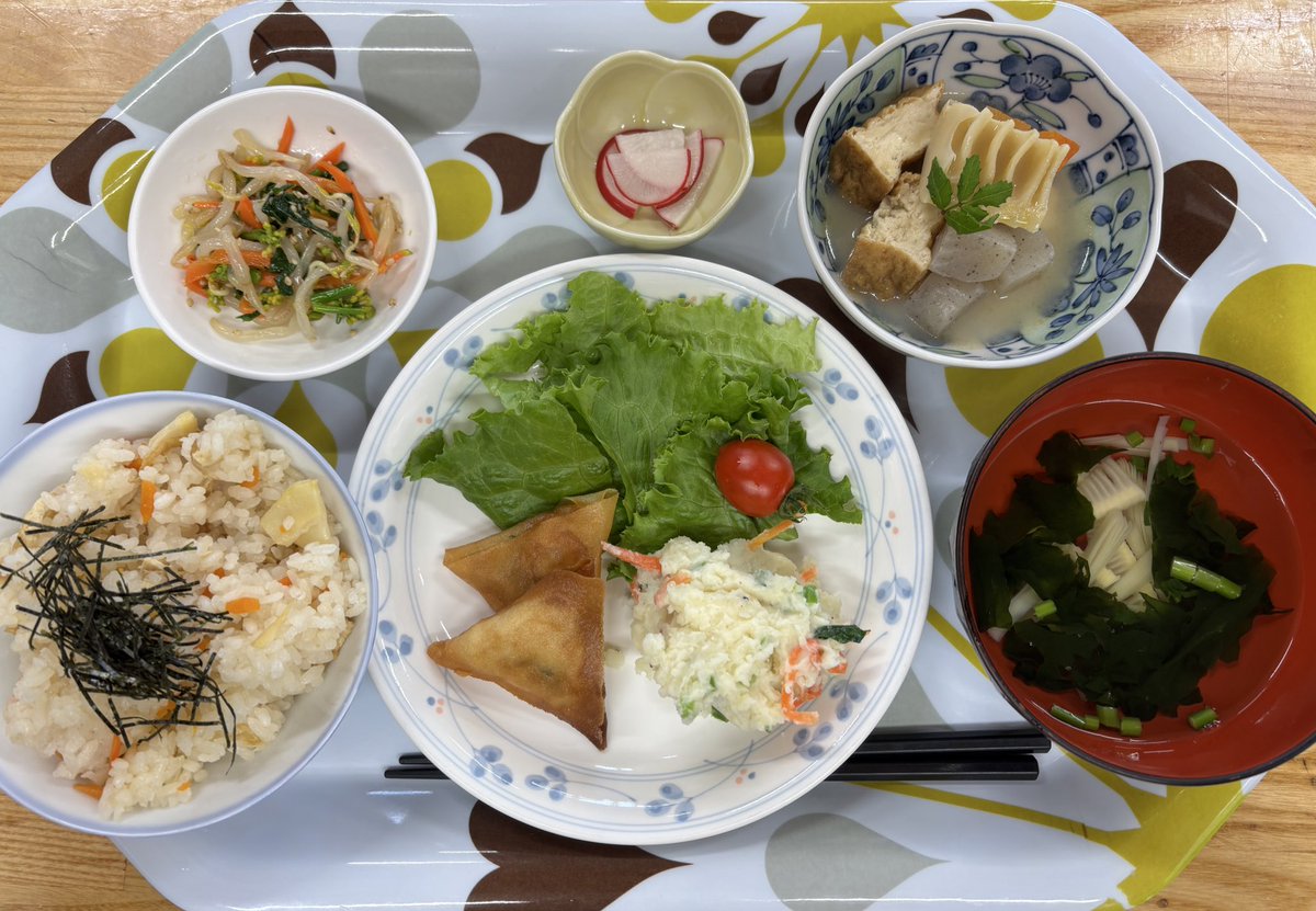 7tsuzuka_farms's tweet photo. みのり處　野菜ランチ

・タケノコご飯
・鳥ささみパリパリ春巻き
・ナムル
・新じゃがポテトサラダ
・筍の煮物木の芽付き☘️
・筍姫皮のお吸い物

今日は朝ぼり筍を使ったメニューです。
掘り立ては香り良く柔らかい春の味です。
旬を満喫してください🤗 https://t.co/6goK7XdnBK