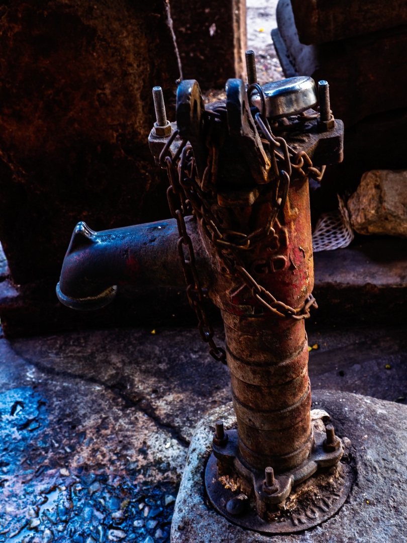 Even Water must be earned - a rusted pump wrapped in chains guarding its last drop  #olddelhidiaries #streetphotographyindia📷 #precisionimaging #itsinournature #omsystem @iamdpc @omsystemindia instagr.am/p/DXOQxe6Eh-E/