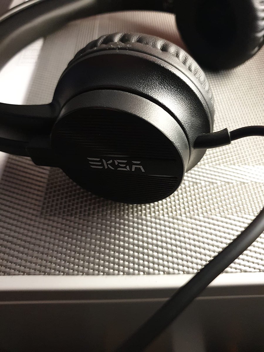 EKSATelecom's tweet photo. What matters more to you in a headset—comfort or clear calls? ☁🎶

H12E is designed to handle both without overthinking it.🎧✨

#wiredheadphones #noisecancelling #pcheadset #techgadgets #lightweight #desksetup #wfh #eksatelecom #eksatelecomh12e https://t.co/Rl65xvB8gP