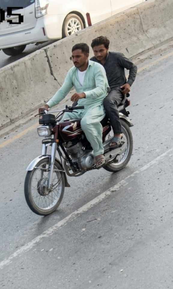 تمام ڈسٹرکٹ قصور ؍ تحصیل پتوکی؍ اور رینالہ خورد کے دوستوں سے گزارش ہے کہ اس تصویر کو شیئر کریں اور ہماری آواز بنیں؍ اپنا اور اپنے بھائیوں کا تحفظ یقینی بنائیں . ان دونوں ڈاکوؤں نے 05/04/2026 کو جاوید نگر فلائی اوور (پل) کے اوپر دن دیہاڑے ایک حبیب آباد کے رہائشی نوجوان جس کے ساتھ