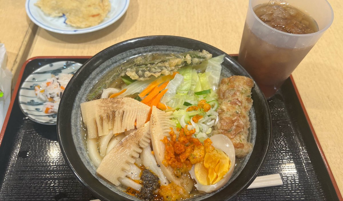 fuji_tabi's tweet photo. 富士山登山以来の吉田のうどん！

急遽決めて
現地集合現地解散（毎回🤣)

犬猿の仲らしいけど←
見切れてるハート天ぷら半分こ

「季節限定のたけのこうどん」

奥様の「甘くて美味しいよ」が決め手！

明太マヨうどんもめちゃうまだったなぁ。

ご馳走様でした！ https://t.co/53e7UaDUzW