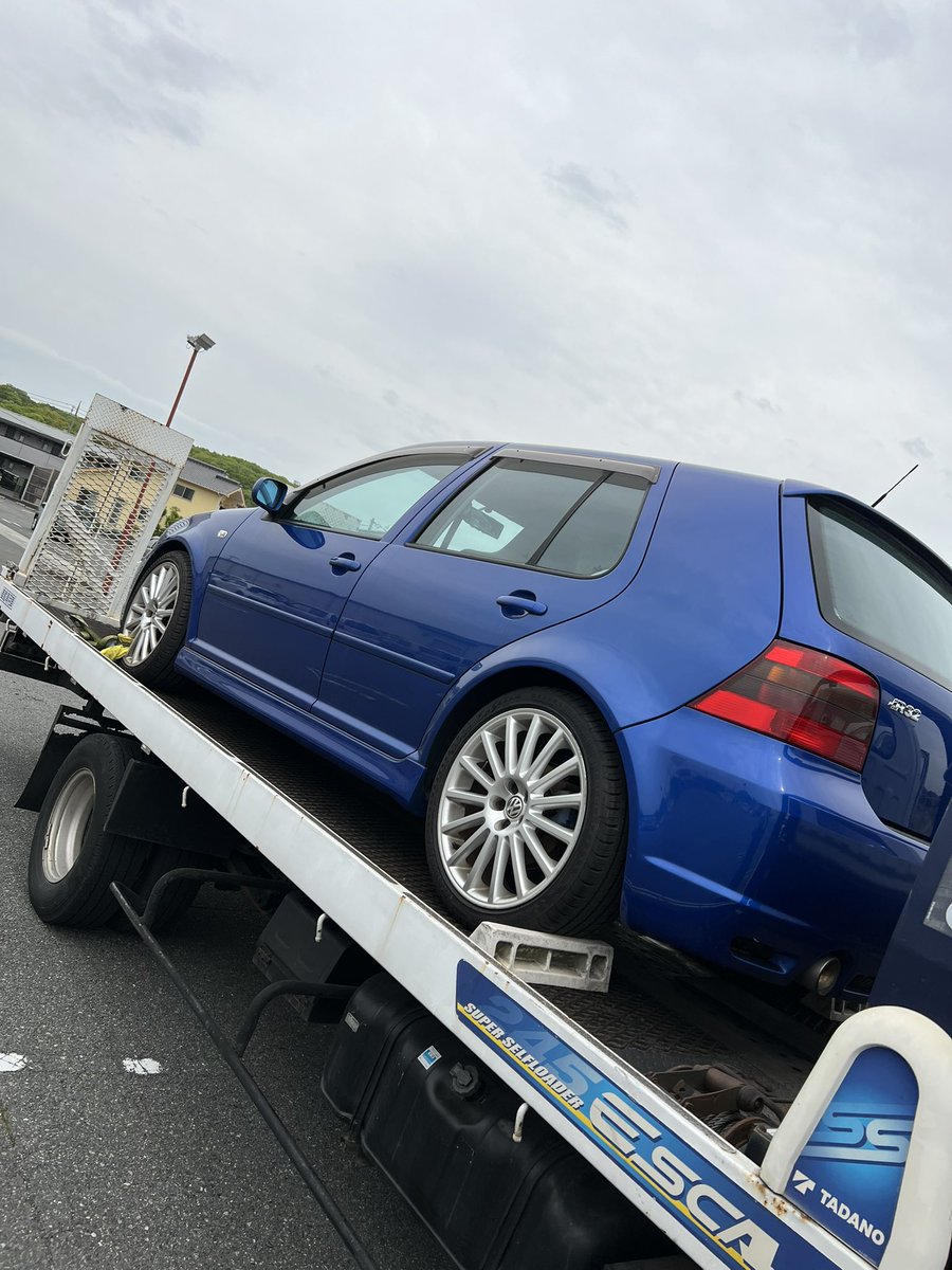EUROStageTsune's tweet image. 無事に引取から帰って来ております！
こちらもしっかりと修理させて頂きますね☺️
青のゴルフ4 R32は初めて見たけどかっこいい👌
VR6に乗りたいな…
#EUROStage #VW #Audi #岡山県 #倉敷市 #輸入車整備