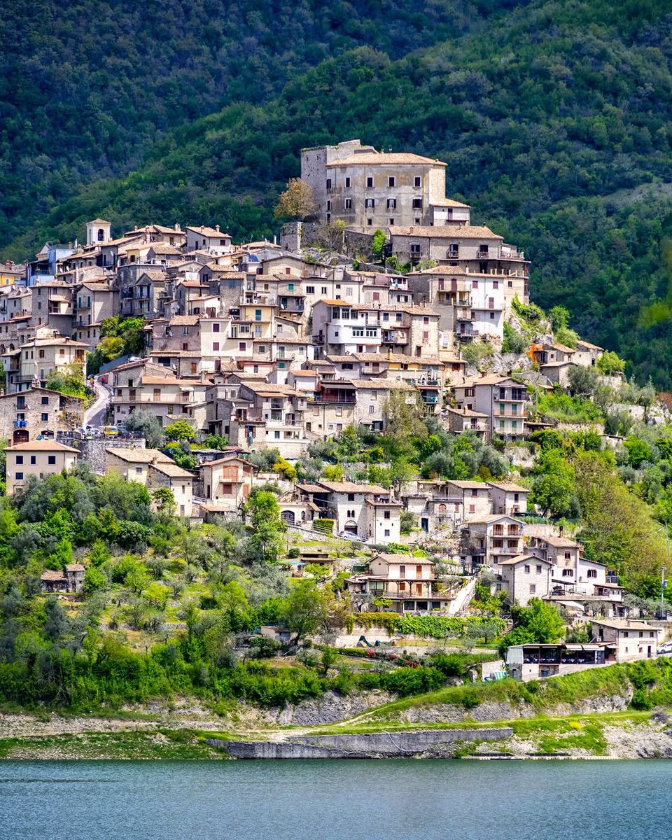 beautyexplorer0's tweet photo. Castel de Tora, Lazio https://t.co/8npkoUqWWt