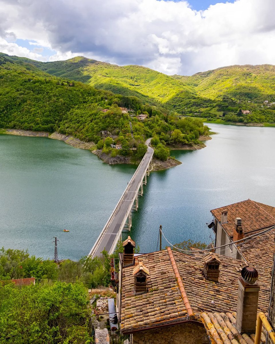 beautyexplorer0's tweet photo. Castel de Tora, Lazio https://t.co/8npkoUqWWt