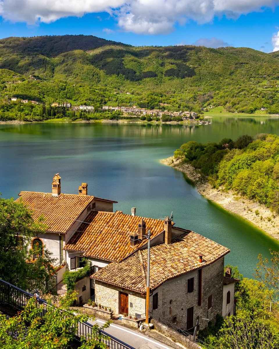 beautyexplorer0's tweet photo. Castel de Tora, Lazio https://t.co/8npkoUqWWt