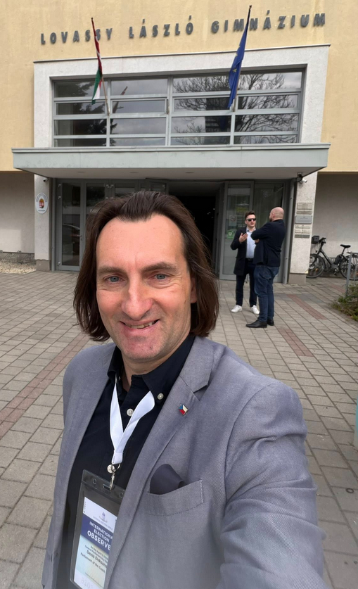vojber's tweet photo. Poslanec ANO Doksanský jako "pozorovatel" voleb v 🇭🇺 navštívil za den hned dva think-tanky Fideszu, třetí think-tank mu podle všeho dělal garde ve volebních místnostech. Kdo Doksanského na volby pozval a kdo mu cestu a pobyt platil, nechal bez odpovědi. https://t.co/37MdHeLZPE https://t.co/U79Bdclqck