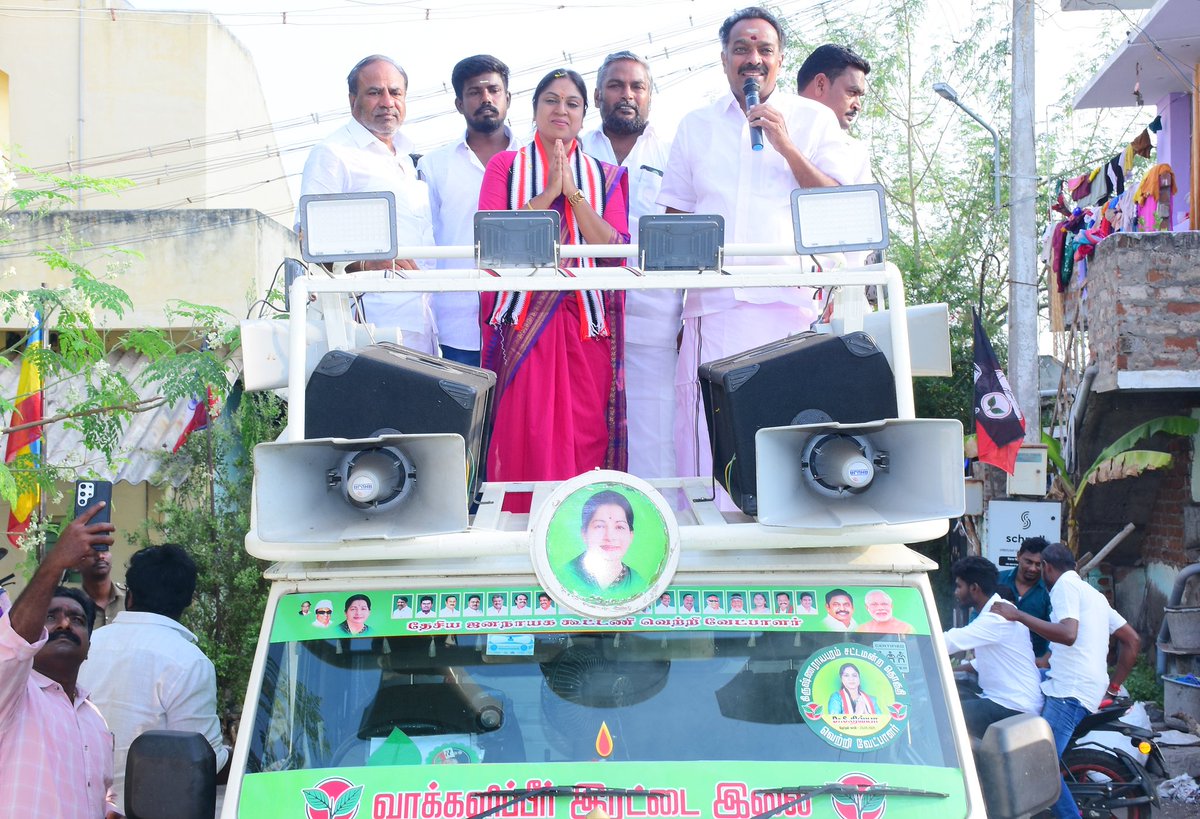 OfficeofminMRV's tweet photo. நம் கிருஷ்ணராயபுரம் சட்டமன்ற தொகுதிக்கு உட்பட்ட, கரூர் மாநகரத்தின் ஒவ்வொரு வாக்கு சேகரிப்பு பகுதிகளிலும் எங்களுக்குக் கிடைத்த வரவேற்பு,வெறும் வாக்குக்கானது மட்டுமல்ல,
அது நம் இயக்கத்தின் மீதான தீராத அன்பு..!
மக்கள் அனைவரும் "இரட்டை இலை" சின்னத்திற்கு வாக்களிக்கத் தயாராகி விட்டனர் என்பதற்கு இன்று திரண்ட இந்த மக்கள் கூட்டமே சாட்சி!

வெற்றி நமதே..!கிருஷ்ணராயபுரம் என்றும் கழகத்தின் கோட்டை! ✌️
#கரூர்_நான்கும்_நமதே
#தமிழ்நாடும்_நமதே