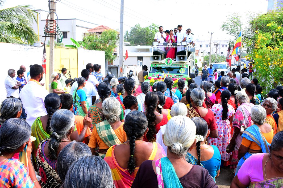 OfficeofminMRV's tweet photo. நம் கிருஷ்ணராயபுரம் சட்டமன்ற தொகுதிக்கு உட்பட்ட, கரூர் மாநகரத்தின் ஒவ்வொரு வாக்கு சேகரிப்பு பகுதிகளிலும் எங்களுக்குக் கிடைத்த வரவேற்பு,வெறும் வாக்குக்கானது மட்டுமல்ல,
அது நம் இயக்கத்தின் மீதான தீராத அன்பு..!
மக்கள் அனைவரும் "இரட்டை இலை" சின்னத்திற்கு வாக்களிக்கத் தயாராகி விட்டனர் என்பதற்கு இன்று திரண்ட இந்த மக்கள் கூட்டமே சாட்சி!

வெற்றி நமதே..!கிருஷ்ணராயபுரம் என்றும் கழகத்தின் கோட்டை! ✌️
#கரூர்_நான்கும்_நமதே
#தமிழ்நாடும்_நமதே