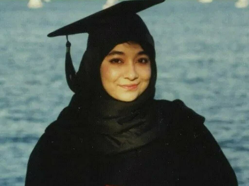 Aafiamovement's tweet photo. The world moved on.
She didn’t.
For 23 years, Aafia Siddiqui has been behind bars, away from everything she ever knew.

Today Pakistan has a golden opportunity to bring her back. 

The Pakistani Government must push for her release! https://t.co/KfiQ493z5F