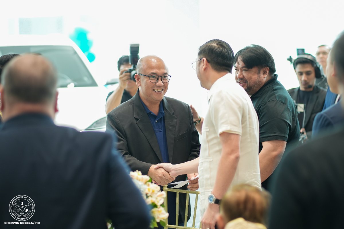 valenzuelacity's tweet photo. BYD’S BIGGEST SHOWROOM IS NOW IN VALENZUELA ⚡🚗

Discover the newly opened BYD Valenzuela showroom, bringing innovative electric vehicles closer to every Valenzuelano.

The showroom also features an on-site EV charging station, making it the 22nd EV charging station in the city.

📍 Location: 209 McArthur Highway, Karuhatan (in front of SM City Valenzuela)
🕗 Operating Hours: 8:00 AM – 7:00 PM