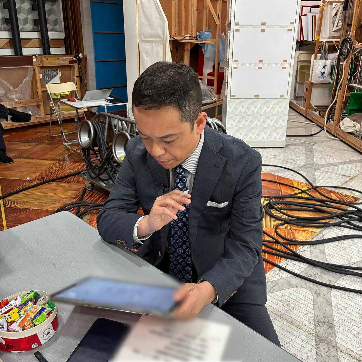 nst_tbs6's tweet image. OA前に下読みしている #蓮見アナ ✨

▼就職氷河期世代へ新しい支援
▼４０℃越えの日は〇〇日☀️
▼りくりゅう電撃引退！２人の今後は？
※放送内容は変更になる可能性がございます。

本日もどうぞよろしくお願いいたします🐽🧡

#Nスタ
#TBS
#日比麻音子
#山内あゆ
#南波雅俊
#蓮見孝之
#森田正光