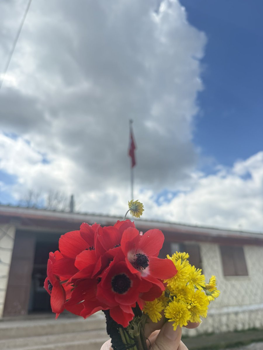 Oysa bir okulun bahçesine en çok gülücük sesleri yakışırdı..🥹